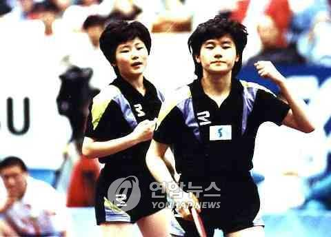 원조 남북 단일팀의 탁구 현정화(오른쪽)와 북한 이분희. 사진[연합뉴스]