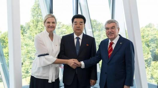김일국 북한 체육상(중앙)과 바흐 전 IOC 위원장(오른쪽), 코번트리 IOC 위원장. 사진[연합뉴스]