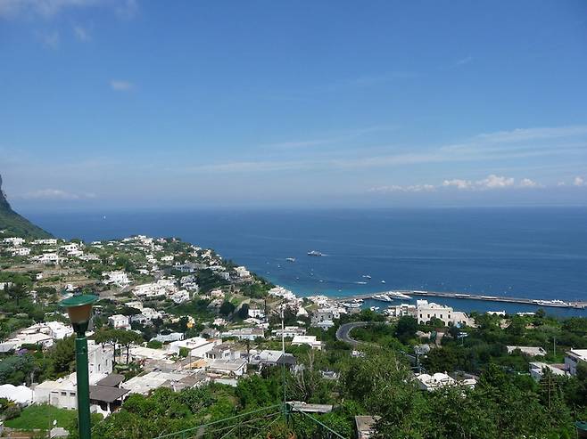 이탈리아 카프리 섬은 크루프의 아지트였다. 카프리 섬에는 크루프의 이름을 딴 거리가 남아있을 정도다.