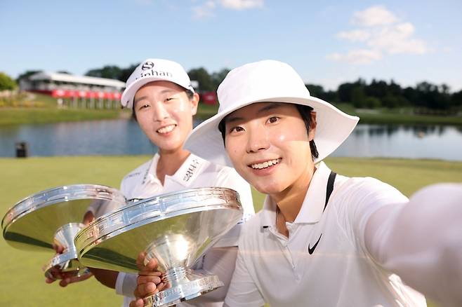 도우 챔피언십에서 LPGA 투어 첫 우승을 합작한 임진희(왼쪽)와 이소미가 우승컵을 들고 환하게 웃고 있다. AFP 연합뉴스