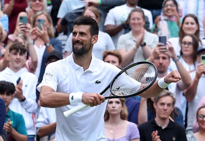 노바크 조코비치가 6일 코칭 박스에 있던 딸을 바라보며 춤추고 있다.  로이터연합뉴스