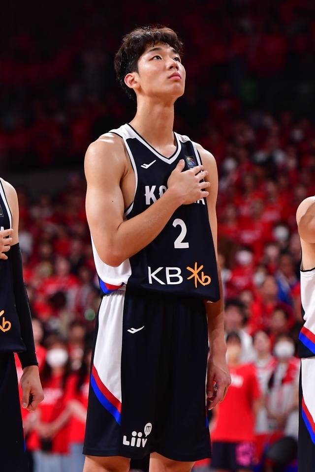 안준호 감독이 이끄는 대한민국 남자농구 대표팀은 현재 FIBA 제다 아시아컵 2025를 준비 중이다. 최근 유니버시아드 대표팀과 연습경기를 치러 98-77로 승리했다. 다만 좋지 못한 소식이 전해졌다. 이원석이 부상을 당한 것이다. 사진=대한민국농구협회 제공