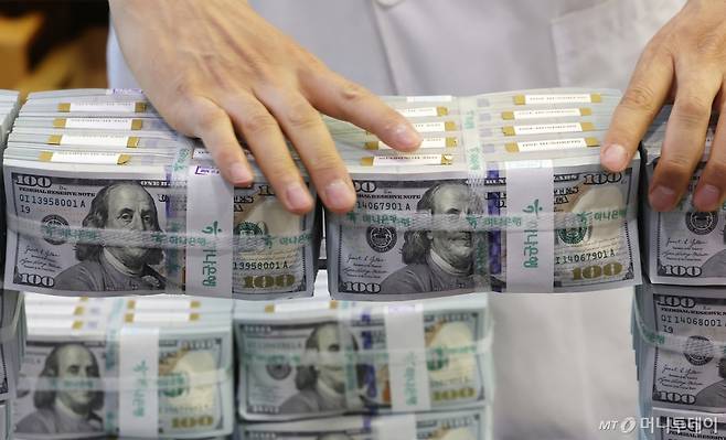 (서울=뉴스1) 김진환 기자 = 3일 서울 중구 하나은행 위변조대응센터 직원이 달러화를 정리하고 있다.   이날 한국은행에 따르면 지난 6월말 외환보유액은 전월 대비 56억1000만달러 증가한 4천102억달러로 집계됐다.   석 달 만에 증가세로 돌아선 것으로 지난 1월 4천110억1천만달러 이후 가장 많았다.   한은은 "달러화 약세로 기타 통화 외화자산의 달러 환산액이 늘어난 데다, 운용수익도 증가했다"고 분석했다. 2025.7.3/뉴스1  Copyright (C) 뉴스1. All rights reserved. 무단 전재 및 재배포,  AI학습 이용 금지. /사진=(서울=뉴스1) 김진환 기자