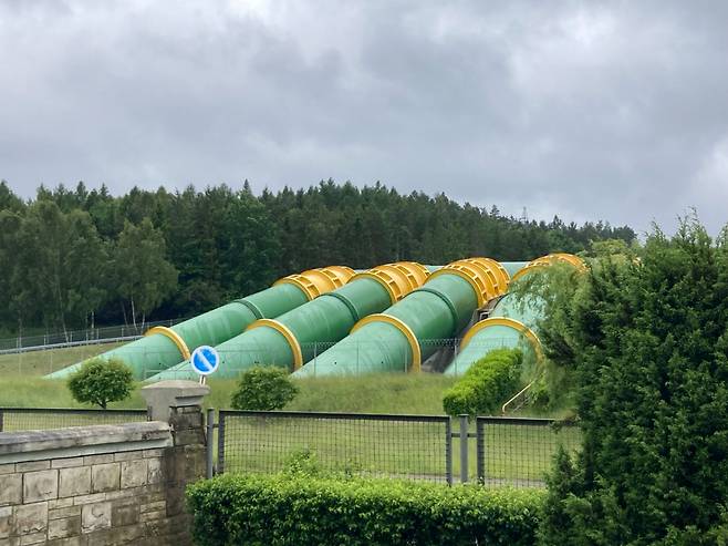 폴란드 자르노비에츠 양수발전소의 거대한 파이프/사진=최경민 기자