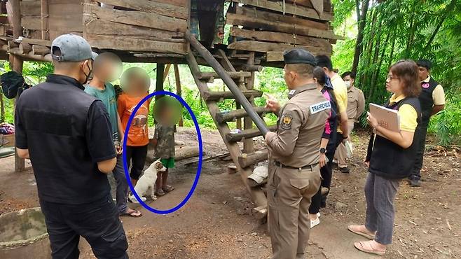 개들과 방치됐다 태국 경찰에 구조된 8살 소년(파란색 원). /사진=태국 카오솟 갈무리