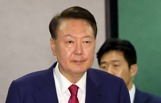 윤석열 전 대통령이 지난 5일 오후 서울 서초구 서울고등검찰청에 마련된 내란특검 사무실에서 2차 대면 조사를 마친 뒤 귀가하고 있다. /사진=뉴시스