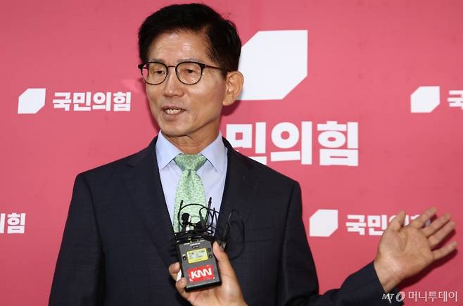 김문수 전 국민의힘 대선 후보가 4일 서울 여의도 국회에서 송언석 비상대책위원장 겸 원내대표와 면담한 뒤 브리핑을 하고 있다. 2025.7.4/사진=뉴스1 /사진=(서울=뉴스1) 김민지 기자