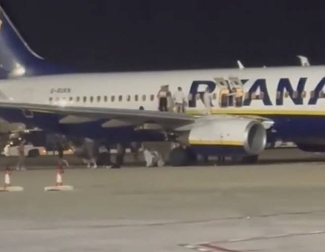 라이언에어 날개에 올라가 뛰어내리는 승객들/사진=영국 텔레그래프 캡처