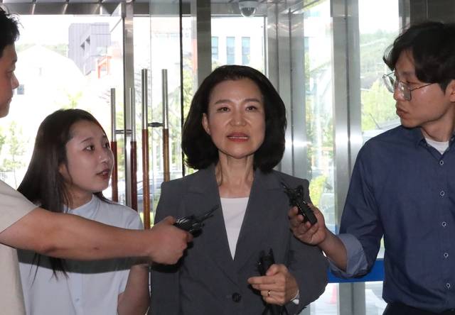 대전MBC 사장 재임 시절 법인카드를 사적으로 유용했다는 의혹을 받는 이진숙 방송통신위원장이 5일 대전 유성경찰서에 출석해 기자들의 질문을 받고 있다. 연합뉴스