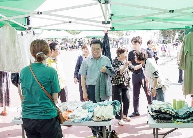 진교훈 서울 강서구청장(정면 가운데)이 방화근린공원에서 열린 ‘금토벼룩시장’을 찾아 주민과 대화하고 있다.  강서구청 제공