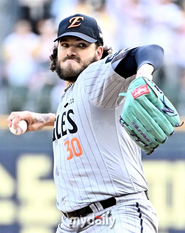 28일 오후 서울 잠실야구장에서 진행된 '2025 프로야구 KBO리그' LG트윈스와 한화이글스의 경기. 한화 폰세가 선발등판해 역투하고 있다./마이데일리