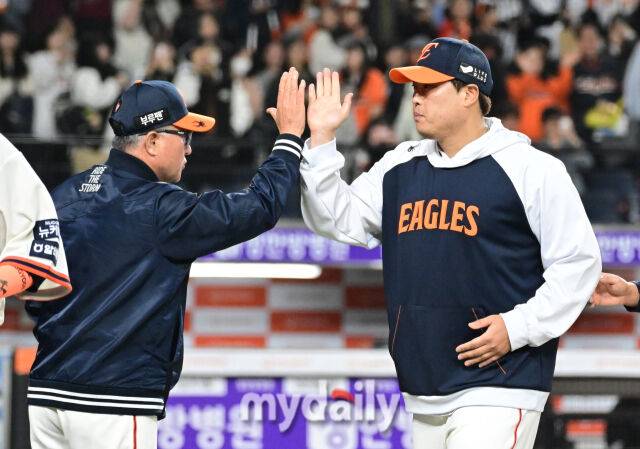 2025년 4월 11일 오후 대전 한화생명 볼파크에서 진행된 '2025 신한 SOL뱅크 KBO 리그' 키움 히어로즈와 한화 이글스의 경기.한화 김경문 감독과 류현진이 12-2로 승리한 뒤 기뻐하고 있다./마이데일리