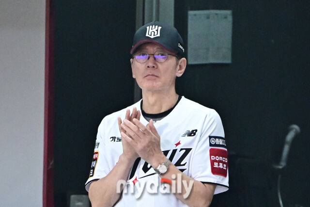 3일 경기도 수원 KT위즈파크에서 열린 '2025 신한 SOL BANK KBO리그' 키움 히어로즈와 KT 위즈 경기. KT 이강철 감독이 선수들에게 박수를 보내고 있다./마이데일리