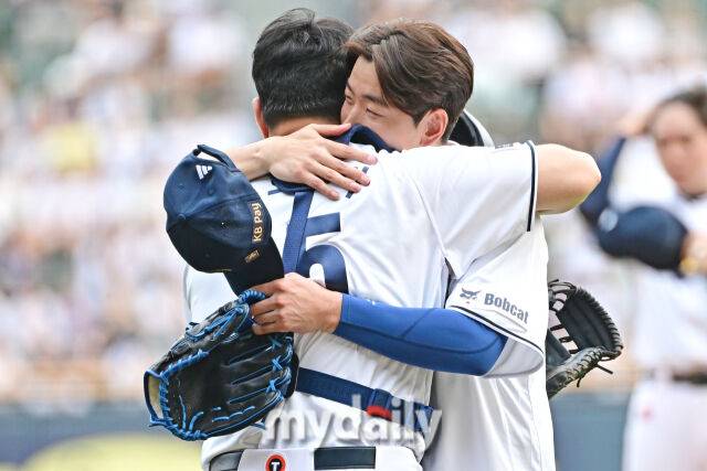 6일 서울 잠실야구장에서 열린 '2025 신한 SOL BANK KBO리그' KT 위즈와 두산 베어스 경기. 두산 김재호가 1회초 1사에 박준순과 교체된 뒤 양의지와 포옹하며 인사를 하고 있다./잠실=한혁승 기자