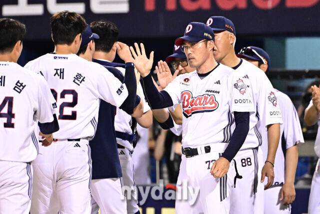 2일 서울 잠실야구장에서 열린 '2025 신한 SOL BANK KBO리그' 삼성 라이온즈와 두산 베어스 경기. 두산이 5-0으로 삼성에 승리 했다. 두산 조성환 감독대행이 선수들과 기뻐하고 있다./잠실=한혁승 기자