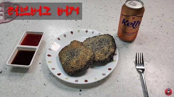 최근 도시 곳곳에 출몰하고 있는 ‘러브버그(붉은등우단털파리)’를 잡아 직접 요리해 먹은 유튜버의 영상이 온라인에서 공개돼 충격을 안겼다. [유튜브 채널 ‘이충근’]