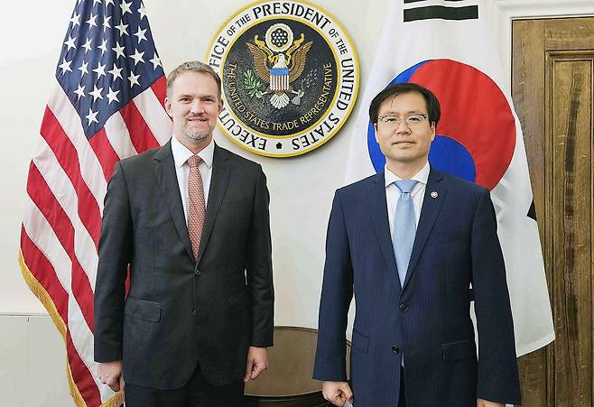 여한구(오른쪽 ) 산업통상자원부 통상교섭본부장이 5일(현지시간) 미국 워싱턴 D.C  제이미슨 그리어 미국 무역대표부 대표와 면담을 갖고 기념촬영을 하고 있다. [산업통상자원부 제공]