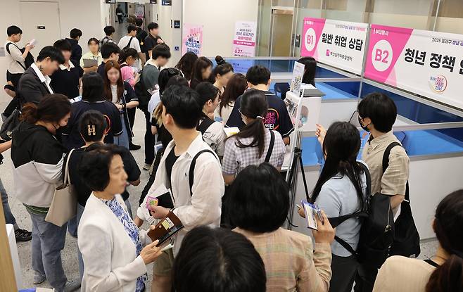 27일 오후 부산 동래구청 2층 동백홀에서 열린 ‘2025년 동래구 청년 공공기관 채용박람회’ 일반취업 상담 창구에 구직자들로 붐비고 있다. [연합]