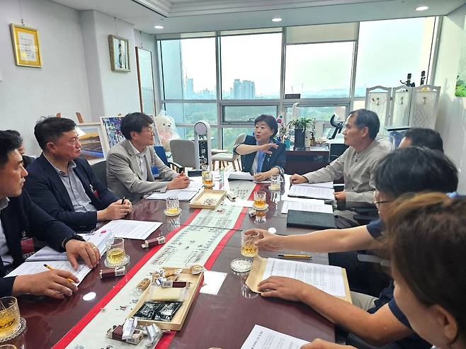 서영교의원(가운데) 영주 납 폐기물 재활용 공장 관련 박규환 영주시당협위원장, 시민단체, 임미애 의원실, 영주시, 환경부 관계자 등과 대책을 논의하고 있다. [서영교 더불어민주당 의원 사회관계망서비스(SNS) 갈무리]