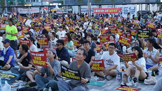영주 납폐기물공장 반대 3차 집회가 열린 지난 3일 영주역을 가득메운 시민들이 공장설립을 반대하는 피켓을 들고 있다 [서영교 더불어민주당 의원 사회관계망서비스(SNS) 갈무리]