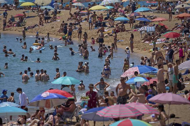 지난 6월 28일 스페인 바르셀로나에 폭염이 강타한 가운데 시민들이 물에 들어가 더위를 식히고 있다.[AP]