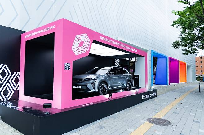 르노 성수에 전시된 세닉 E-Tech 100% 일렉트릭 [르노코리아 제공]