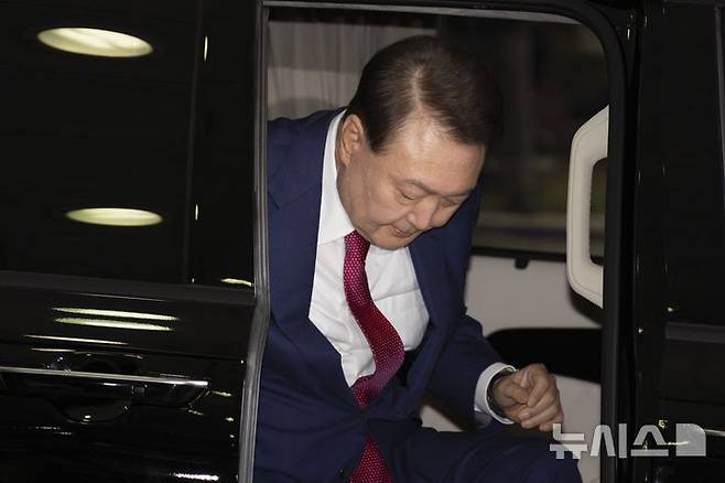 [서울=뉴시스] 배훈식 기자 = 윤석열 전 대통령이 5일 오전 서초구 서울고등검찰청에 마련된 내란특검에서 2차 대면조사를 받기 위해 출석하고 있다. (공동취재) 2025.07.05. photo@newsis.com