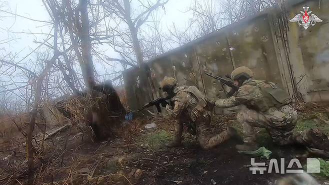 [부흘레다르=AP/뉴시스] 러시아 군인들이 우크라이나 동부 도네츠크주 부흘레다르 외곽에서 교전하고 있다. 러시아 국방부 제공 자료사진. 2025.07.05