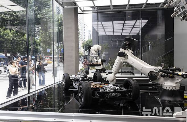 [서울=뉴시스] 김근수 기자 = 지난 1일 서울 강남구 현대자동차 강남대로 사옥에서 열린 현대자동차·기아 UX 스튜디오 서울 미디어 프리뷰에서 외국인들이 UX스튜디오 내부를 관람하고 있다. 2025.07.02. ks@newsis.com