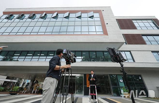 [서울=뉴시스] 김진아 기자 = 이재명 정부 5년의 국정 운영 청사진을 제시할 국정기획위원회(위원장 이한주)가 16일 현판식을 시작으로 첫발을 뗐다. 국정기획위는 이재명 대통령 공약 등을 구체화할 예정인 가운데 정부 조직 개편과 관련해 별도의 테스크포스(TF)를 구성할 예정이다.사진은 국정기획위원회가 출범한 16일 서울 종로구 정부서울청사 창성동 별관. 2025.06.16. bluesoda@newsis.com