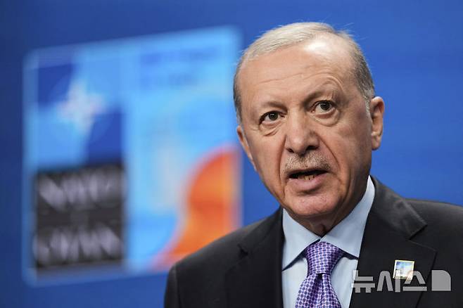 [헤이그=AP/뉴시스] 레제프 타이이프 에르도안 튀르키예 대통령이  6월25일 네덜란드 헤이그에서 열린 나토(NATO) 정상회의에서 연설하고 있다. 그는 국내 반정부 시위에 강경진압과 투옥으로 맞서고 있다. 2025.07.06.