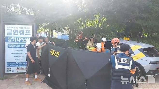 [서울=뉴시스]3일 오후 4시20분께 서울 도봉구 방학사거리 인근에서 택시 한 대가 인도로 돌진해 보행자 1명이 숨지고 4명이 다치는 사고가 발생했다. 사진은 사고 직후 구조대원들이 현장에서 부상자 구조 작업을 벌이고 있는 모습.(사진=서울 도봉소방서 제공)