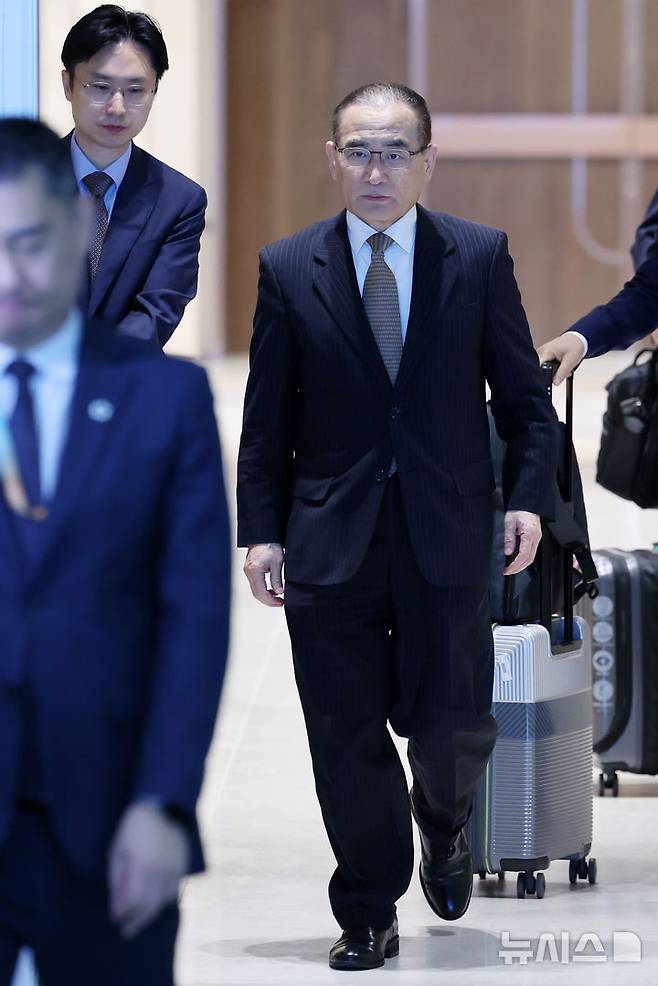 [인천공항=뉴시스] 조성우 기자 =  위성락 대통령실 국가안보실장이 6일 오전 인천국제공항 제2여객터미널에서 미국으로 출국하고 있다. 2025.07.06. xconfind@newsis.com