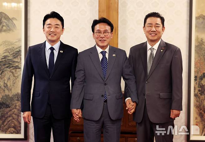 [서울=뉴시스] 조성우 기자 = 김민석 국무총리와 김병기 더불어민주당 대표 직무대행 겸 원내대표, 강훈식 대통령 비서실장이 6일 오후 서울 종로구 삼청동 국무총리 공관에서 열린 이재명 정부 첫 고위당정협의회에서 기념촬영을 하고 있다. 2025.07.06. xconfind@newsis.com