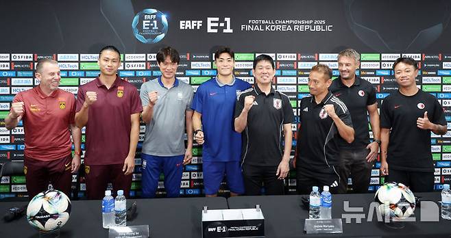 [용인=뉴시스] 이영환 기자 = 6일 오후 경기 용인시 처인구 용인미르스타디움에서 열린 2025 EAFF(동아시아축구연맹) E-1 챔피언십(동아시안컵) 기자회견에 참석한 4개국 대표팀 감독과 대표 선수가 기념촬영을 하고 있다.왼쪽부터 데얀 주르예비치 중국 축구대표팀 감독, 중국 축구대표팀 장유닝, 한국 축구대표팀 홍명보 감독, 한국 축구대표팀 박진섭, 모리야스 하지메 일본 축구대표팀 감독, 일본 축구 대표팀 나가모토 유토, 애슐리 웨스트우드 홍콩 축구대표팀 감독, 홍콩 축구대표팀 리카호. 2025.07.06. 20hwan@newsis.com