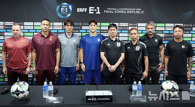 [용인=뉴시스] 이영환 기자 = 6일 오후 경기 용인시 처인구 용인미르스타디움에서 열린 2025 EAFF(동아시아축구연맹) E-1 챔피언십(동아시안컵) 기자회견에 참석한 4개국 대표팀 감독과 대표 선수가 기념촬영을 하고 있다.왼쪽부터 데얀 주르예비치 중국 축구대표팀 감독, 중국 축구대표팀 장유닝, 한국 축구대표팀 홍명보 감독, 한국 축구대표팀 박진섭, 모리야스 하지메 일본 축구대표팀 감독, 일본 축구 대표팀 나가모토 유토, 애슐리 웨스트우드 홍콩 축구대표팀 감독, 홍콩 축구대표팀 리카호. 2025.07.06. 20hwan@newsis.com