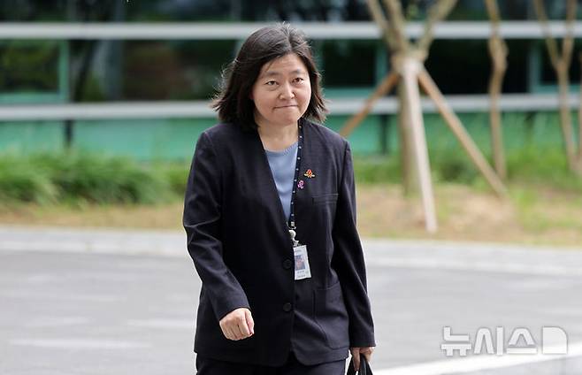 [서울=뉴시스] 홍효식 기자 = 임은정 신임 서울동부지검장이 4일 서울 송파구 서울동부지방검찰청으로 출근하고 있다. 2025.07.04. yesphoto@newsis.com
