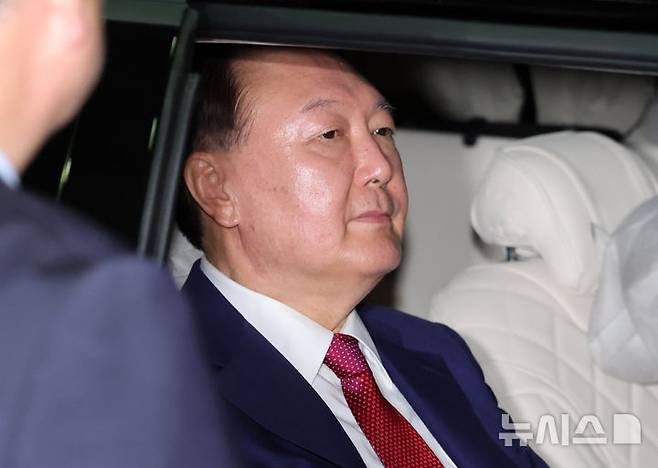 [서울=뉴시스] 홍효식 기자 = 윤석열 전 대통령이 지난 5일 오후 서울 서초구 서울고등검찰청에 마련된 내란특검 사무실에서 2차 대면 조사를 마친 뒤 귀가하고 있다. 2025.07.06. yesphoto@newsis.com