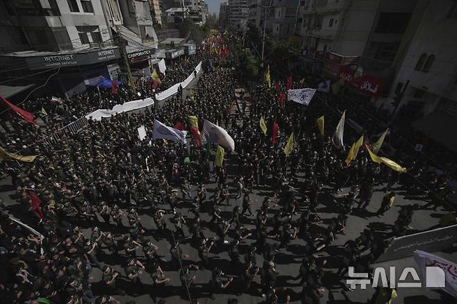 [AP/뉴시스] 6일 레바논 수도 베이루트 교외 카르발라에서 헤즈볼라 지지자들이 시아파 종조 이만 후세인의 전사를 추모하는 아슈라 기일 행사에서 제 가슴을 치고 있다.