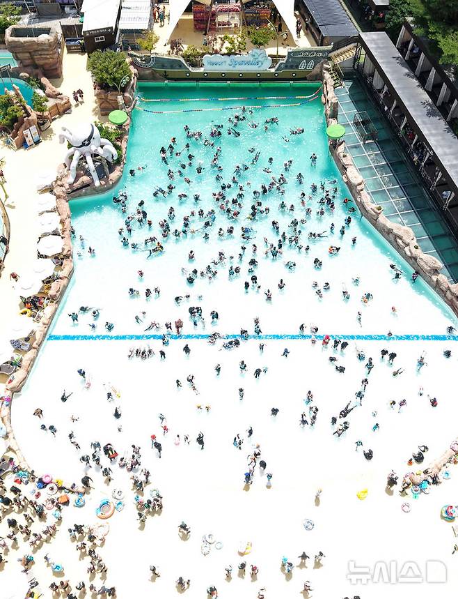 [대구=뉴시스] 이무열 기자 = 폭염이 연일 계속된 6일 대구 달성군 워터파크 스파밸리를 찾은 시민들이 물놀이를 하며 더위를 식히고 있다. 2025.07.06. lmy@newsis.com