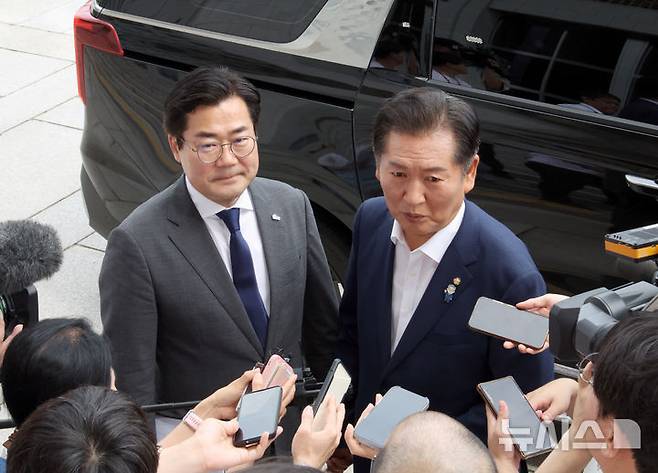 [서울=뉴시스] 김금보 기자 = 더불어민주당 당대표 선거에 출마한 정청래(오른쪽), 박찬대 의원이 2일 오후 서울 여의도 국회에서 열린 검찰개혁 토론회를 마치고 취재진 질문에 답하고 있다. 2025.07.02. kgb@newsis.com