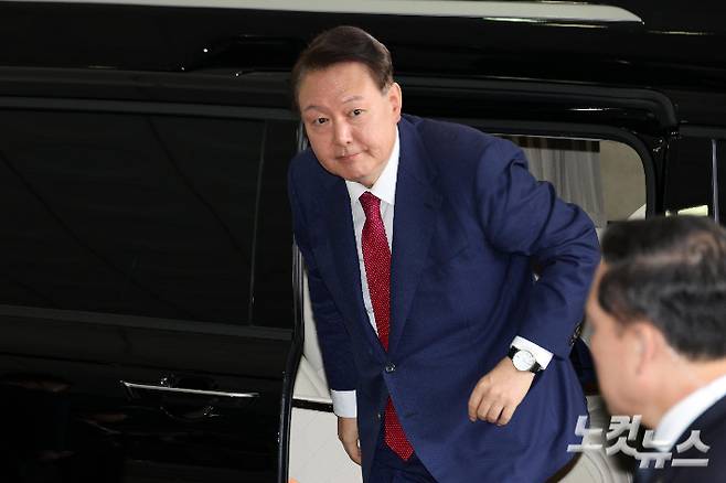 윤석열 전 대통령이 5일 오전 서울 서초구 서울고검 청사에 마련된 내란특검에 2차 소환 조사에 출석하고 있다. 당초 윤 전 대통령은 특검팀이 오전 9시까지 출석해달라고 통보하자, 오전 10시에 출석하겠다며 조율을 시도했다가 거부됐다. 박종민 기자
