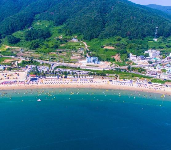 부드러운 모래 해변이 펼쳐진 경남 거제 구조라해수욕장. 대한민국 구석구석 누리집