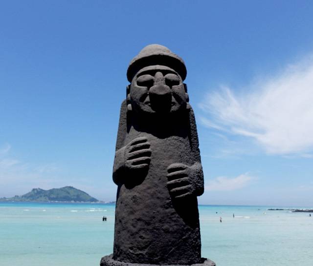 파란 물감을 풀어놓은 듯 물빛이 아름다운 제주 금능해수욕장. 비짓제주 누리집