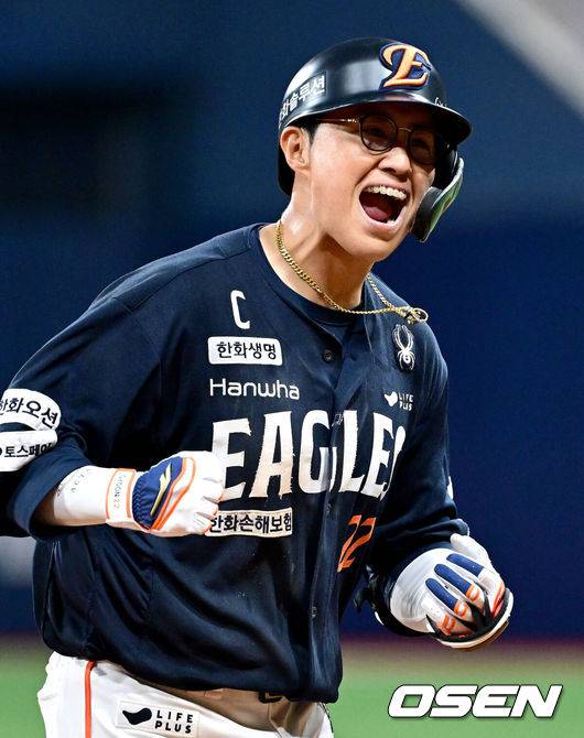 [OSEN=고척, 최규한 기자] 5일 서울 고척스카이돔에서 ‘2025 신한 SOL Bank KBO리그’ 키움 히어로즈와 한화 이글스의 경기가 열렸다.홈팀 키움은 라클란 웰스, 방문팀 한화는 류현진을 선발로 내세웠다.8회초 2사 1루 상황 한화 채은성이 역전 좌월 투런포를 날리고 그라운드를 돌며 포효하고 있다. 2025.07.05 / dreamer@osen.co.kr