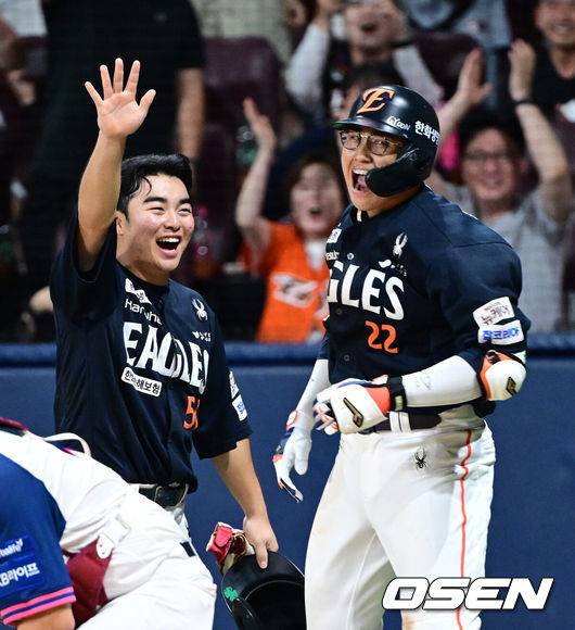 [OSEN=고척, 최규한 기자] 5일 서울 고척스카이돔에서 ‘2025 신한 SOL Bank KBO리그’ 키움 히어로즈와 한화 이글스의 경기가 열렸다.홈팀 키움은 라클란 웰스, 방문팀 한화는 류현진을 선발로 내세웠다.8회초 2사 1루 상황 한화 채은성이 역전 좌월 투런포를 날리고 홈을 밟은 뒤 문현빈과 기뻐하고 있다. 2025.07.05 / dreamer@osen.co.kr