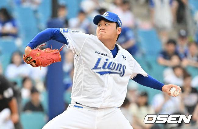 [OSEN=대구, 이석우 기자] 4일 대구삼성라이온즈파크에서 2025 신한 SOL 뱅크 KBO 리그 삼성 라이온즈와 LG 트윈스의 경기가 열렸다. 홈팀 삼성은 이승현이, 방문팀 LG는 송승기가 선발 출전했다. 삼성 라이온즈 선발 투수 이승현이 역투하고 있다. 2025.07.04 / foto0307@osen.co.kr