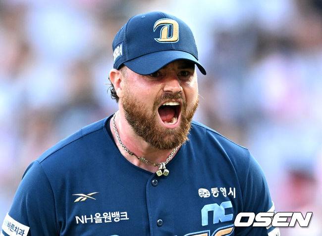 [OSEN=수원, 이대선 기자] 22일 오후 수원 KT위즈파크에서 2025 신한 SOL Bank KBO리그 KT 위즈와 NC 다이노스의 경기가 열렸다.KT는 쿠에바스, NC는 로건을 선발투수로 내세웠다7회말 수비를 마친 NC 로건이 환호하고 있다. 2025.06.22 /sunday@osen.co.kr