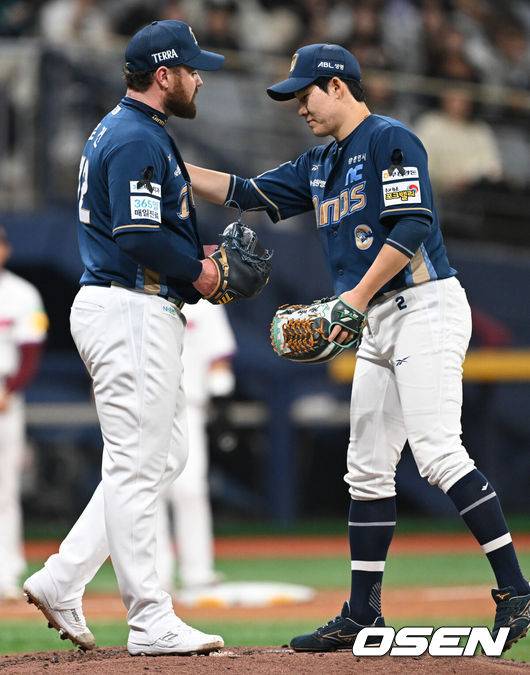 [OSEN=고척, 조은정 기자]4일 오후 서울 고척스카이돔에서 2025 신한 SOL Bank KBO리그 키움 히어로즈와 NC 다이노스의 경기가 열렸다.이날 키움은 하영민, NC는 로건을 선발투수로 내세웠다.7회말 1사 만루 NC 로건이 교체되고 있다. 격려하는 박민우. 2025.04.04 /cej@osen.co.kr