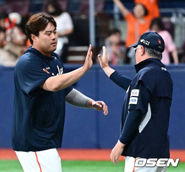 [OSEN=고척, 최규한 기자] 프로야구 한화 이글스가 치열한 혈투 끝에 2연승을 질주했다.&nbsp;한화는 5일 서울 고척스카이돔에서 열린 ‘2025 신한은행 SOL Bank KBO리그’ 키움 히어로즈와의 경기에서 6-4로 승리했다. 이날 승리로 2연승을 달린 한화는 주말 3연전 위닝시리즈를 확보했다.&nbsp;경기를 마치고 승리한 한화 김경문 감독과 류현진이 인사를 나누고 있다. 2025.07.05 / dreamer@osen.co.kr
